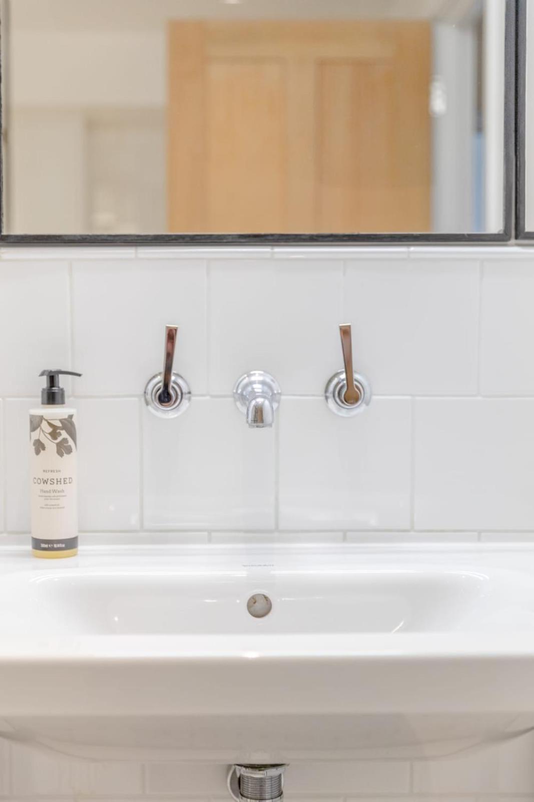 Sleek & Stylish 2bd Flat - Warren Street * London