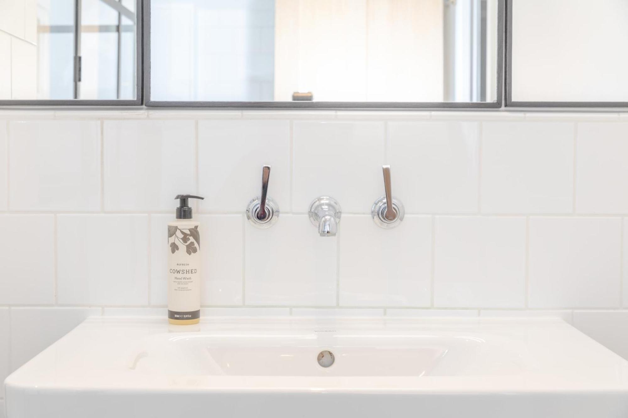 Sleek & Stylish 2bd Flat - Warren Street *
