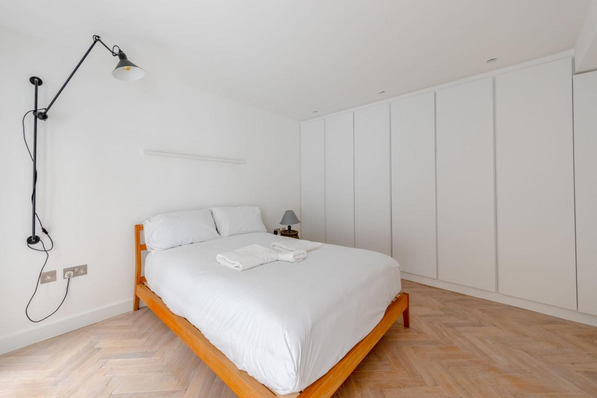 Sleek & Stylish 2bd Flat - Warren Street Apartment