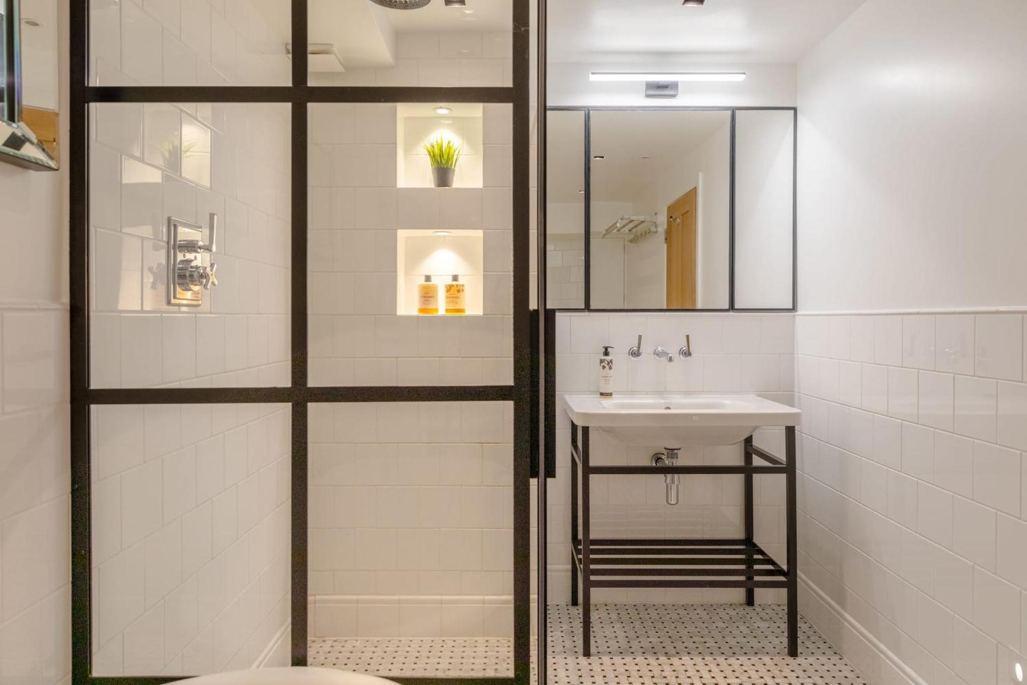 Sleek & Stylish 2bd Flat - Warren Street London