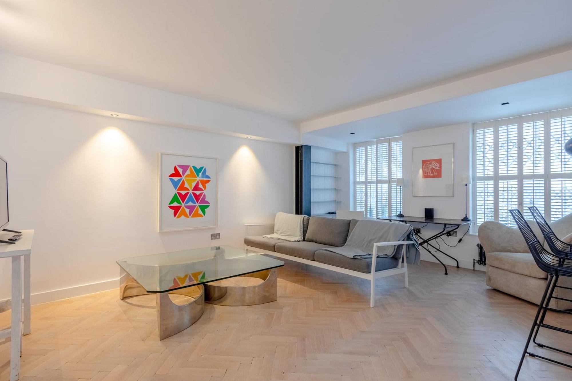Sleek & Stylish 2bd Flat - Warren Street * London