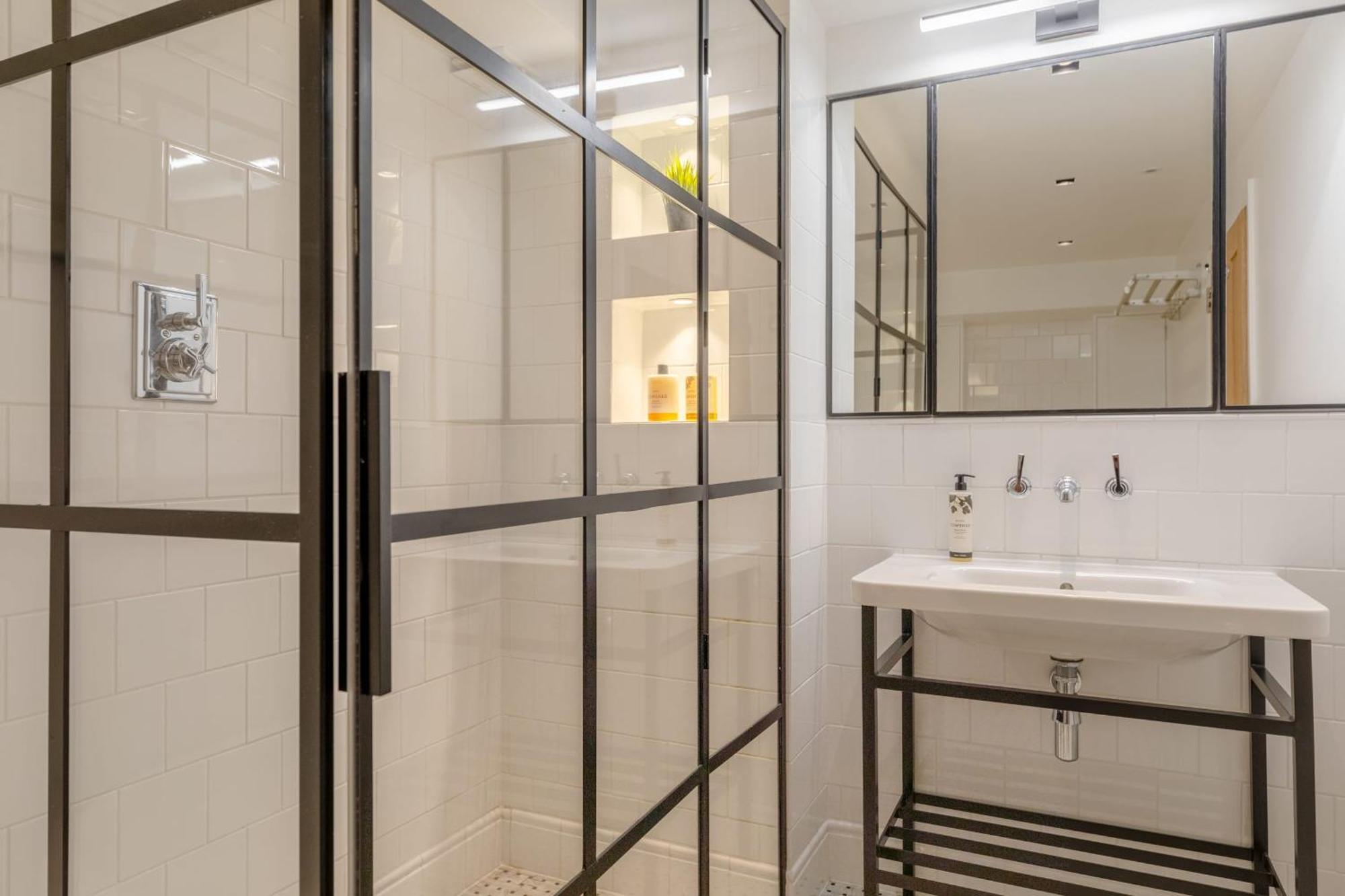 Sleek & Stylish 2bd Flat - Warren Street *