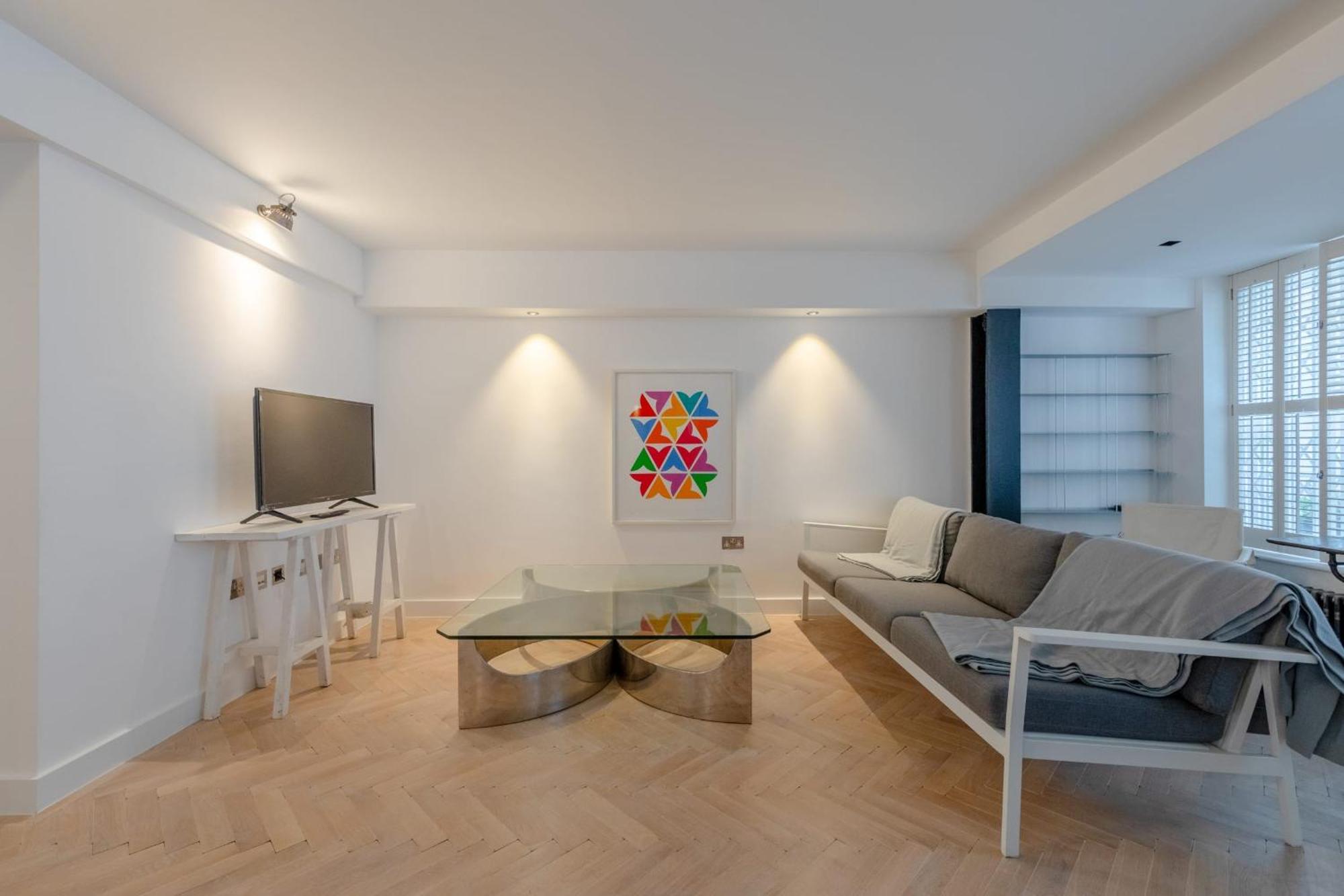 Sleek & Stylish 2bd Flat - Warren Street * London