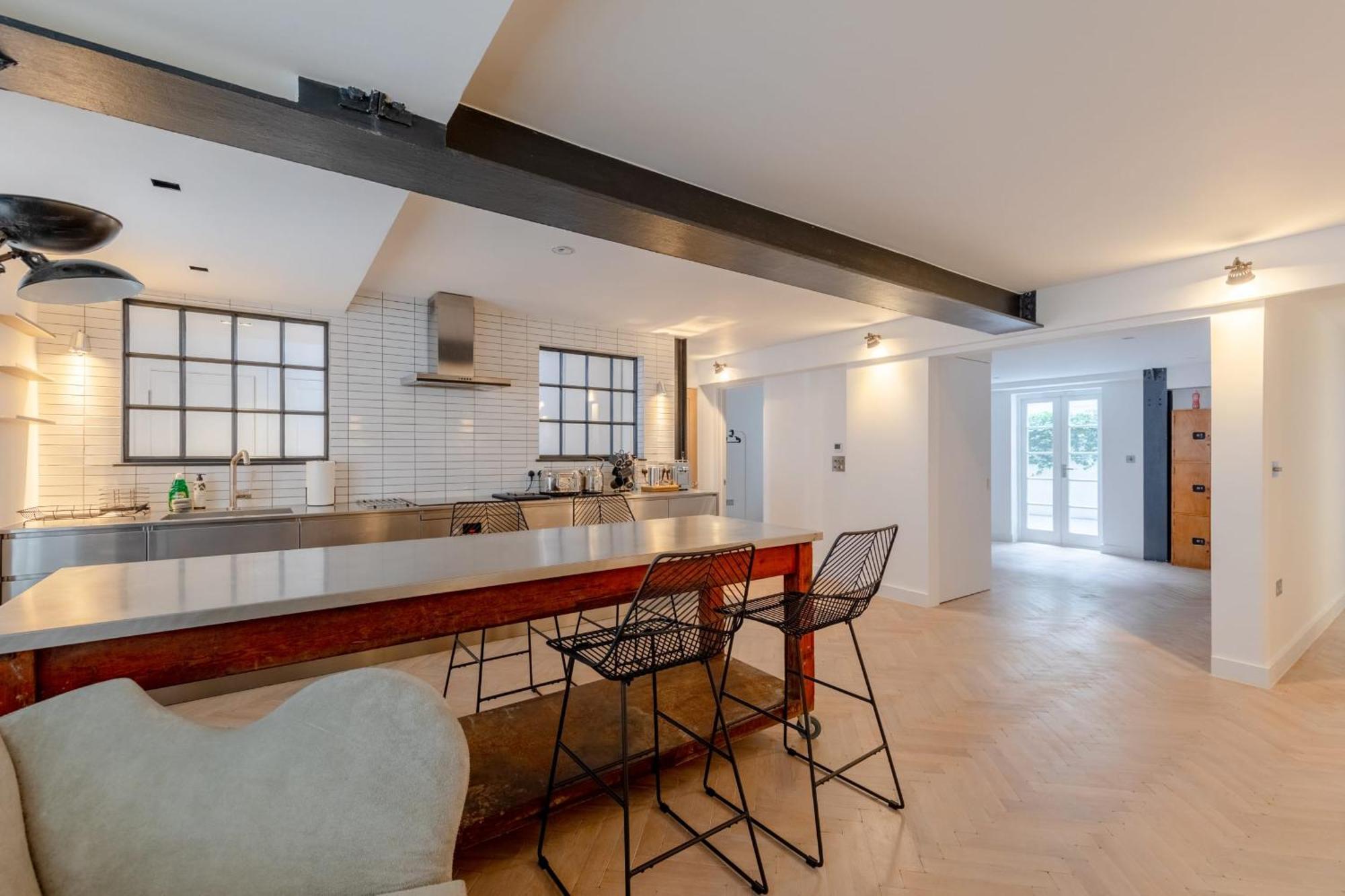 Sleek & Stylish 2bd Flat - Warren Street Londra