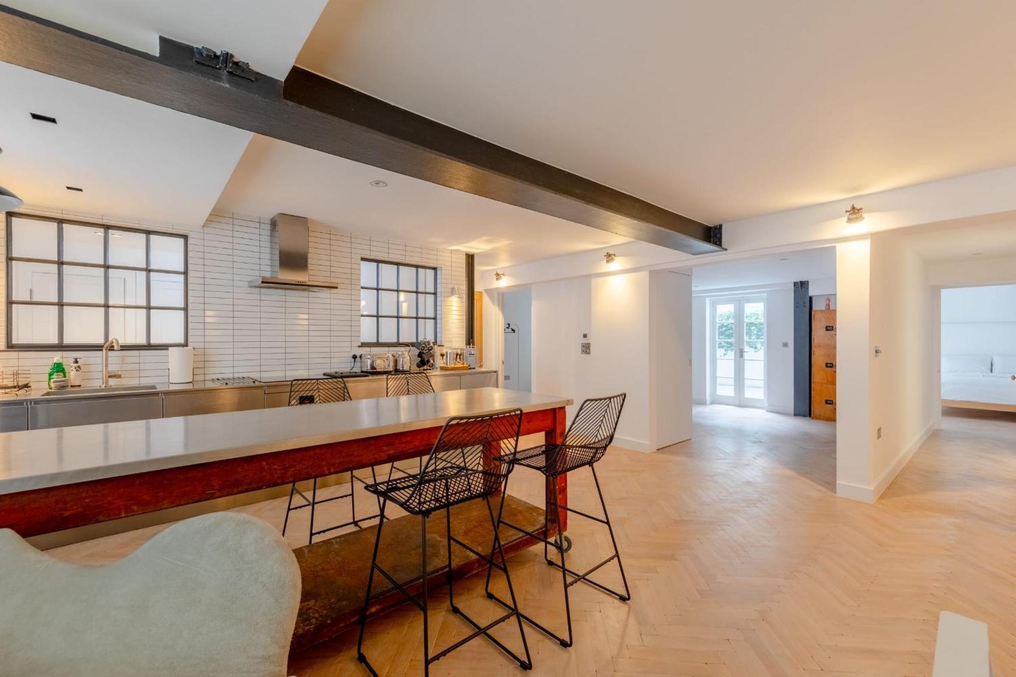 Sleek & Stylish 2bd Flat - Warren Street Apartment