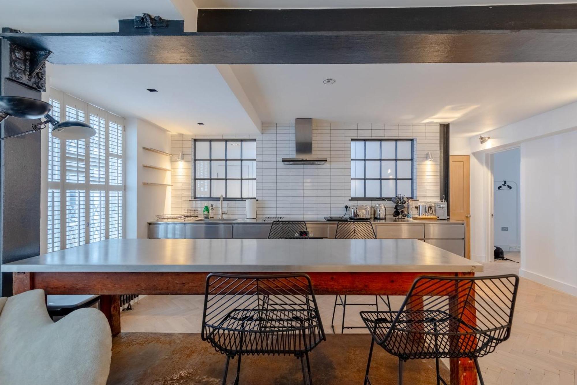 Sleek & Stylish 2bd Flat - Warren Street *